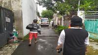 Petugas covid-19 Kota Cirebon mengawal penjemputan pasien covid-19 yang sempat meminta isolasi mandiri di rumah. Foto (istimewa)