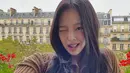 Jennie BLACKPINK kembali cosplay jadi Human Chanel selama berada di Paris. Bahkan Jennie menjinjing salah satu koleksi termahal dari Chanel [@jennierubyjane]