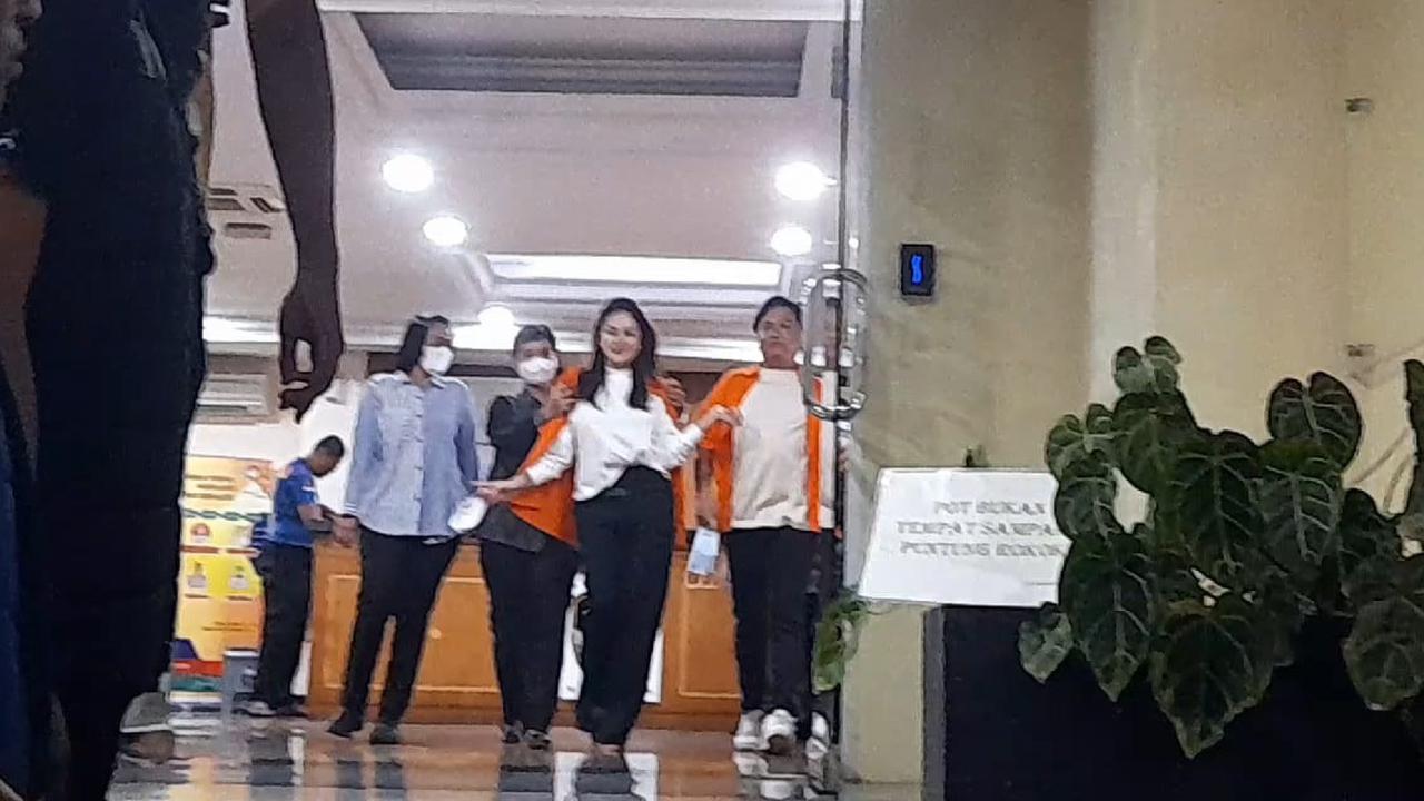 Sempat Berseteru, Lolly kini buat Sepucuk Surat Minta Penahanan Nikita Mirzani Ditangguhkan, Isinya Menyentuh