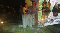 Anies Baswedan melihat maket rumah susun Klapa Village saat peletakan batu pertama atau ground breaking, Jakarta, Kamis (18/1). Proyek pertama hunian DP nol rupiah ini dibangun di tanah seluas 1,4 hektare terdiri dari dua tower. (Liputan6.com/Pool/Budi)