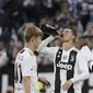 Striker Juventus, Cristiano Ronaldo, melakukan selebrasi usai meraih gelar juara Serie A 2019 di Stadion Juventus, Sabtu (20/4). Juventus menang 2-1 atas Fiorentina. (AP/Luca Bruno)