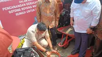 Momen Menteri Ara Terampil Aduk Semen di Gerakan Gotong Royong