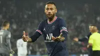 Neymar. Striker PSG ini terkenal dengan keterampilan menggiring bola yang ciamik, ciri khas para pemain Amerika Selatan. Namun kelebihan tersebut membuatnya dicap egois oleh para kritikus. Kegoisannya dengan bola justru menjadi sumber frustrasi rekan setim, Kylian Mbappe. (AP/Michel Euler)