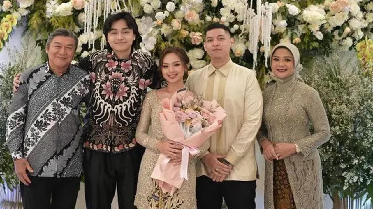 Cantik dan Memesona, Potret Putri Willy Dozan dan Betharia Sonata saat Tunangan Tampil Sederhana dengan Kebaya Coklat
