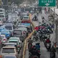 Sejumlah pemotor memutarbalik saat razia sterilisasi jalur Transjakarta di Jalan Buncit Raya, Mampang, Jakarta, Jumat (25/9/2015). Setiap harinya banyak pemotor yang nekat memasuki lajur busway yang semestinya steril. (Liputan6.com/Faizal Fanani)