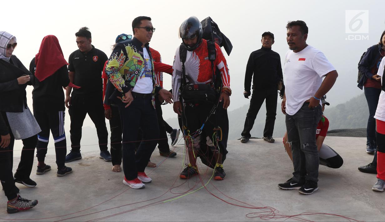 Menpora Imam Nahrawi (tengah) berbincang bersama atlet paralayang Indonesia saat meninjau latihan di kawasan Puncak, Cianjur, Jawa Barat, Kamis (26/7). Menpora juga meninjau kesiapan venue paralayang Asian Games 2018. (Liputan6.com/Helmi Fithriansyah)