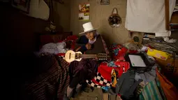 Julia Flores Colque memegang charango, alat musik petik kecil Andes, di rumahnya di Sacaba, Bolivia, 23 Agustus 2018. Berdasarkan kartu tanda penduduknya, Julia lahir pada 26 Oktober 1900 di sebuah kamp pertambangan di pegunungan Bolivia. (AP/Juan Karita)