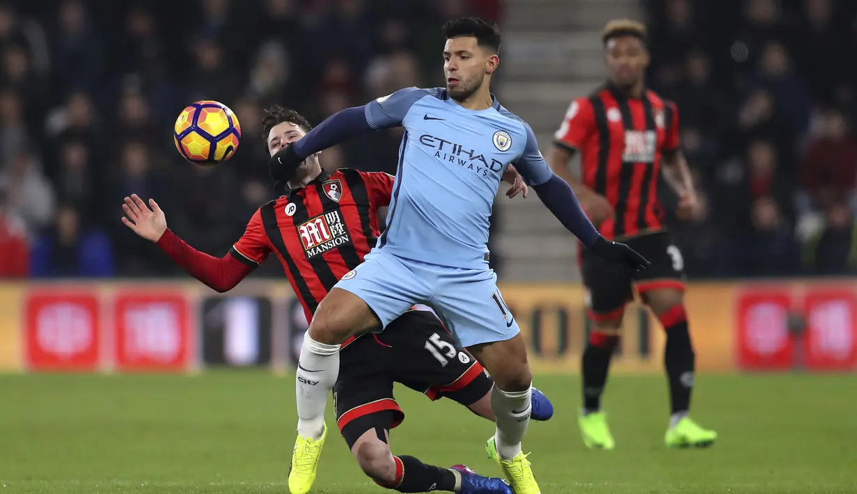Aksi pemain Manchester City, Sergio Aguero saat berebut bola dengan pemain AFC Bournemouth, Adam Smith pada lanjutan Premier League di Vitality Stadium, Bournemouth, (13/2/2017). Manchester City menang 2-0. (Andrew Matthews/PA via AP)