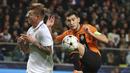 Gelandang Real Madrid, Toni Kroos berusaha menahan bola tendangan pemain Shakhtar Donetsk, Taras Stepanenko pada pertandingan lanjutan grup F Liga Champions di stadion Polish Army Stadium di Warsawa, Polandia, Rabu, 12 Oktober 2022. Shakhtar Donetsk bermain imbang atas Real Madrid 1-1. (AP Photo/Michal Dyjuk )
