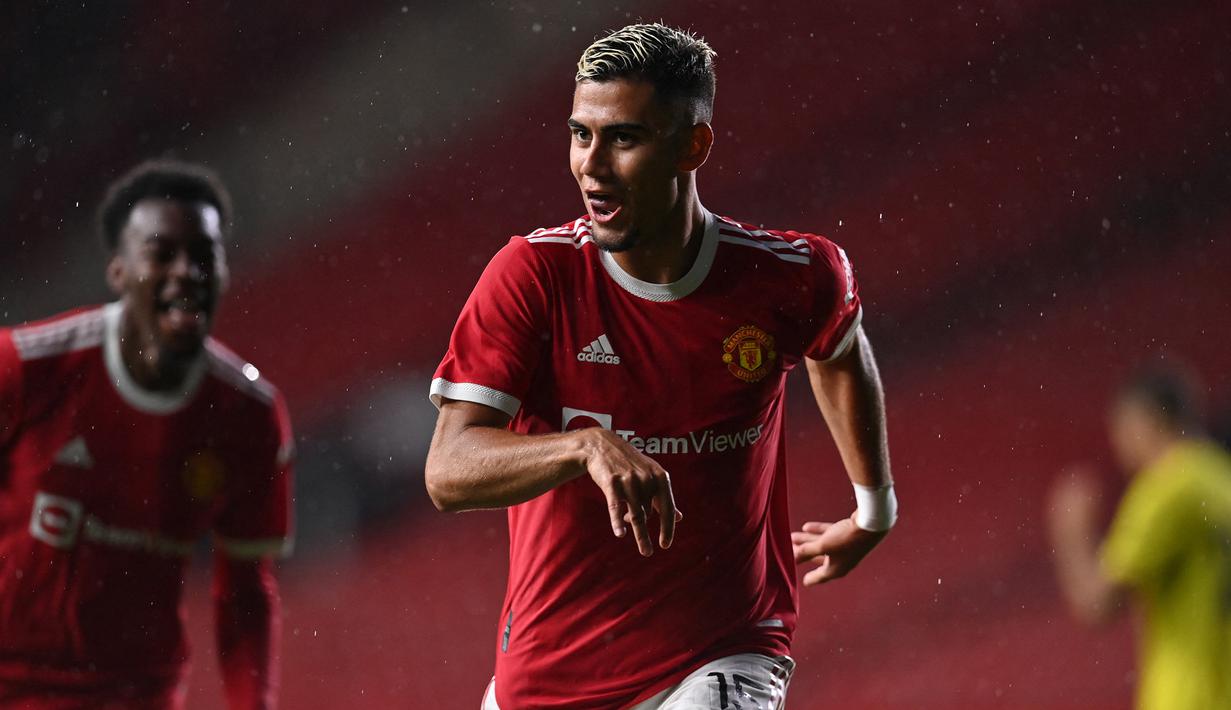 Andreas Pereira. Gelandang serang Brasil berusia 26 tahun yang baru saja kembali ke Manchester United usai dipinjamkan selama 1 musim ke Flamengo ini di awal kariernya menimba ilmu di Akademi PSV Eindhoven mulai 2005 hingga 2011 dan terakhir berstatus sebagai anggota skuat PSV Eindhoven U-17. Pada tengah musim 2011/2012 ia dilepas ke Manchester United dengan nilai transfer 150 ribu euro dan menjadi bagian skuat MU U-18. Bersama tim senior MU hingga kini ia telah tampil dalam 75 laga di semua ajang dengan torehan 4 gol dan 5 assist. (AFP/Paul Ellis)