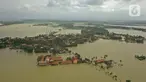 Suasana banjir di Desa Sukalaksana Kabupaten Bekasi, Jawa Barat, Senin (22/02/2021). Banjir tersebut akibat luapan sungai Citarum yang tanggulnya jebol. (Liputan6.com/Herman Zakharia)