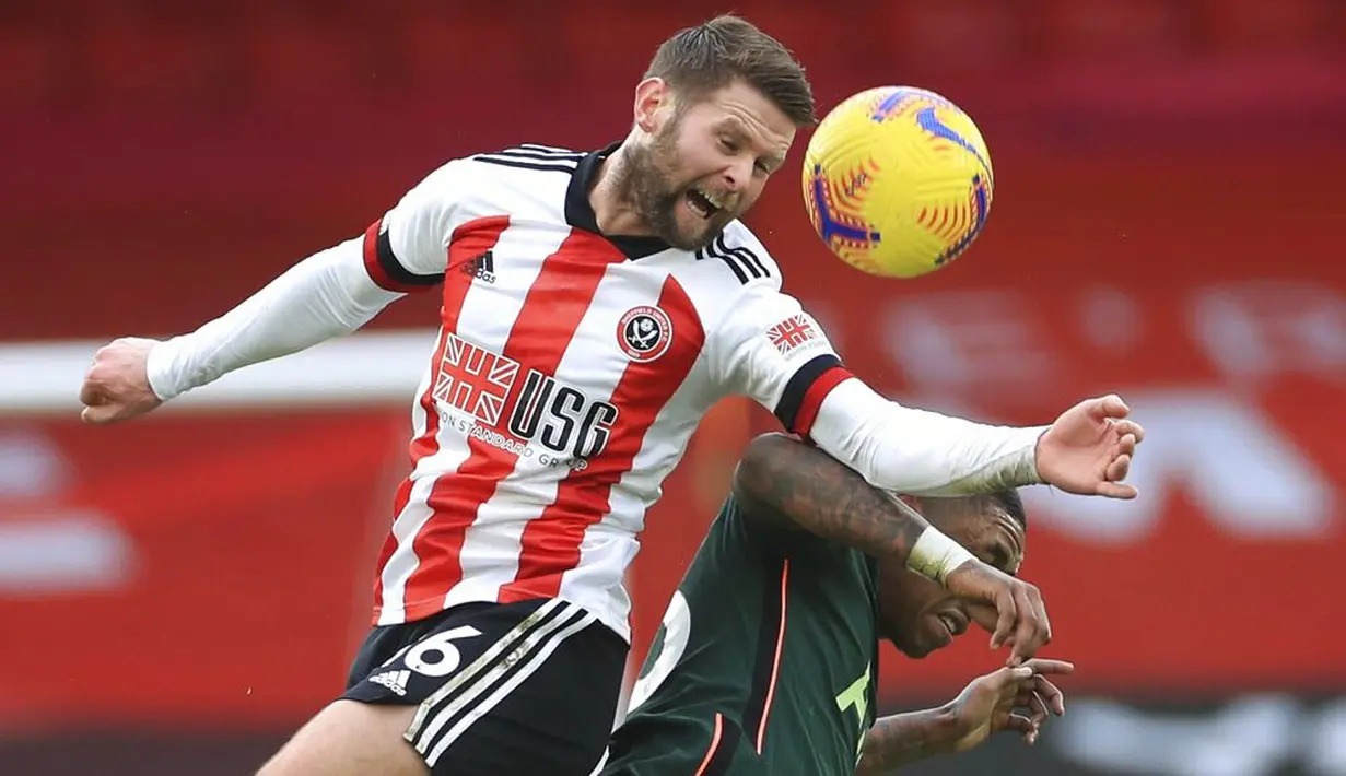 Pemain Tottenham Hotspur, Steven Bergwijn, duel udara dengan pemain Sheffield United, Oliver Norwood, pada laga Liga Inggris di Stadion Bramall Lane, Minggu (17/1/2021). Tottenham Hotspur menang dengan skor 3-1. (Mike Egerton/Pool via AP)