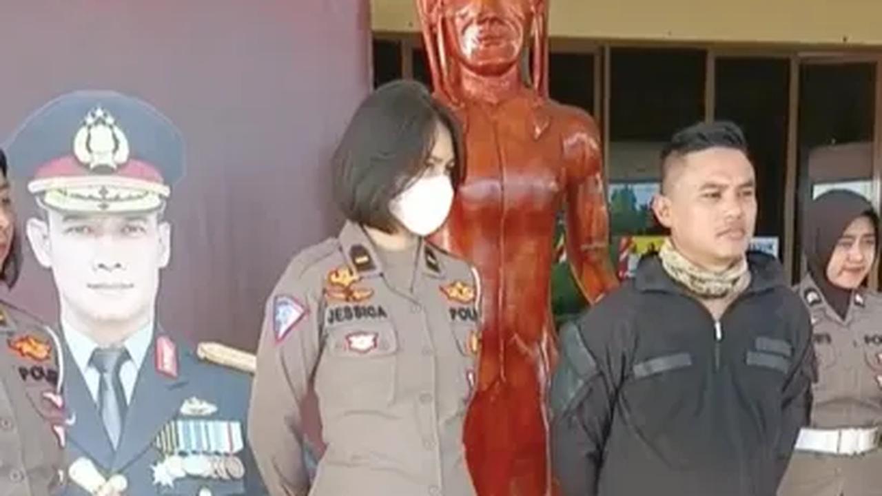 Polisi wanita berparas cantik itu awalnya diminta untuk push up dan kemudian dikejutkan dengan pembekukan.