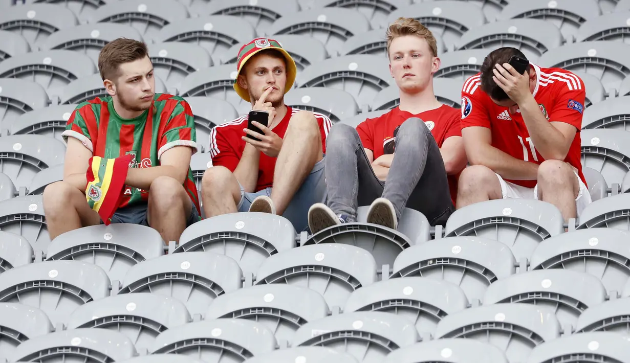 Fans Wales terlihat sedih usai timnya kalah  1-2 dari Inggris pada  laga Euro 2016 grup B di Stadion Bollaert-Delelis, Lens, Kamis (16/6/2016).  (REUTERS/Gonzalo Fuentes)
