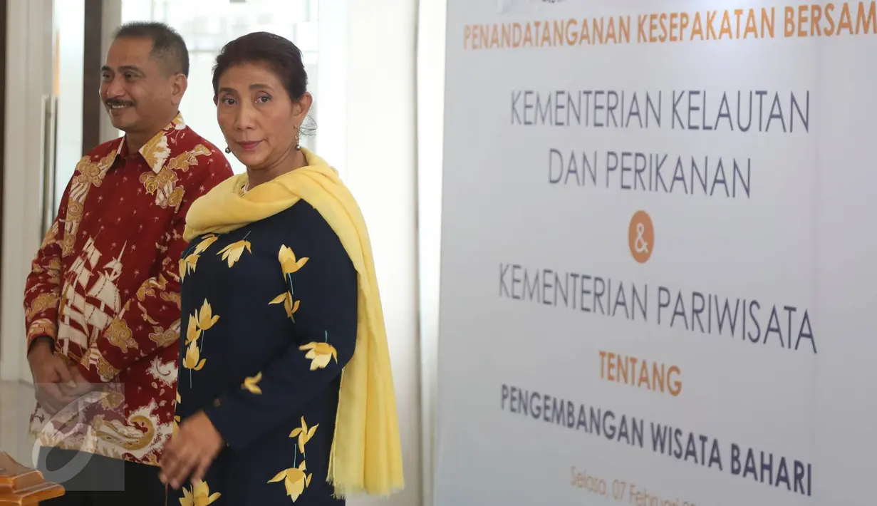 Menteri Kelautan dan Perikanan Susi Pudjiastuti bersama Menteri Pariwisata Arief Yahya menghadiri penandatanganan kerja sama pengembangan wisata bahari antara Kemenpar dan KKP di kantor KKP, Jakarta, Selasa (7/2). (Liputan6.com/Immanuel Antonius)