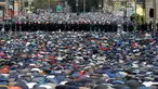 Warga Muslim Rusia bersujud bersama saat Salat Idul Adha di dekat Masjid Agung Moskow, Rusia, Senin (12/9). (REUTERS / Maxim Zmeyev)