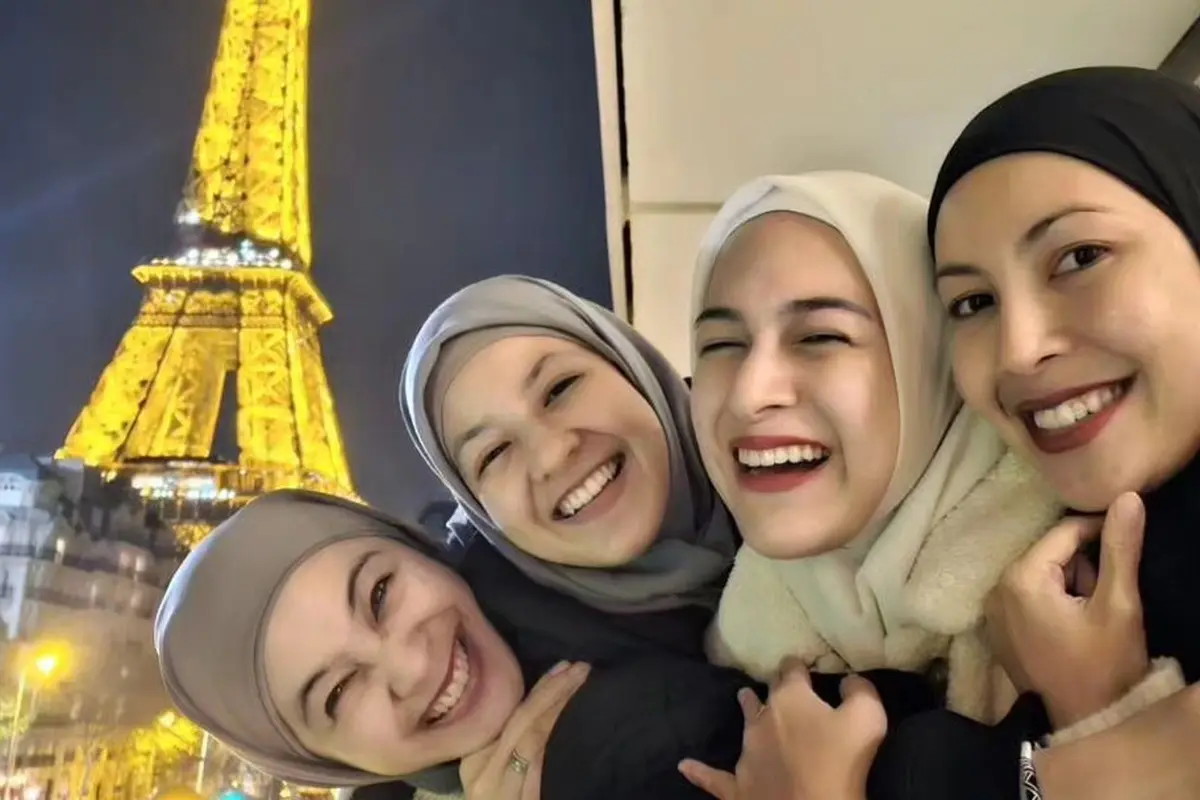 Dian Ayu Lestari dkk menghabiskan liburan bersama di Paris (Instagram/dianayulestari).