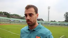 Selama 3 hari Antoni Claveria Mayol, Koordinator Internasional Project FCBEscola melatih Persib U-21 di Stadion Siliwangi, Bandung. Sejak 2009 menjadi jajaran staf pelatih di Fc Barcelona. (Liputan6.com/GilarDhani)