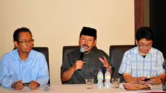 Hizbut Tahrir Indonesia (HTI) menggelar konferensi pers terkait rapat besar dan pawai di Stadion Gelora Bung Karno (GBK) pada Sabtu 30 Mei 2015 mendatang, Jakarta, Kamis (28/5/2015). (Liputan6.com/Yoppy Renato)