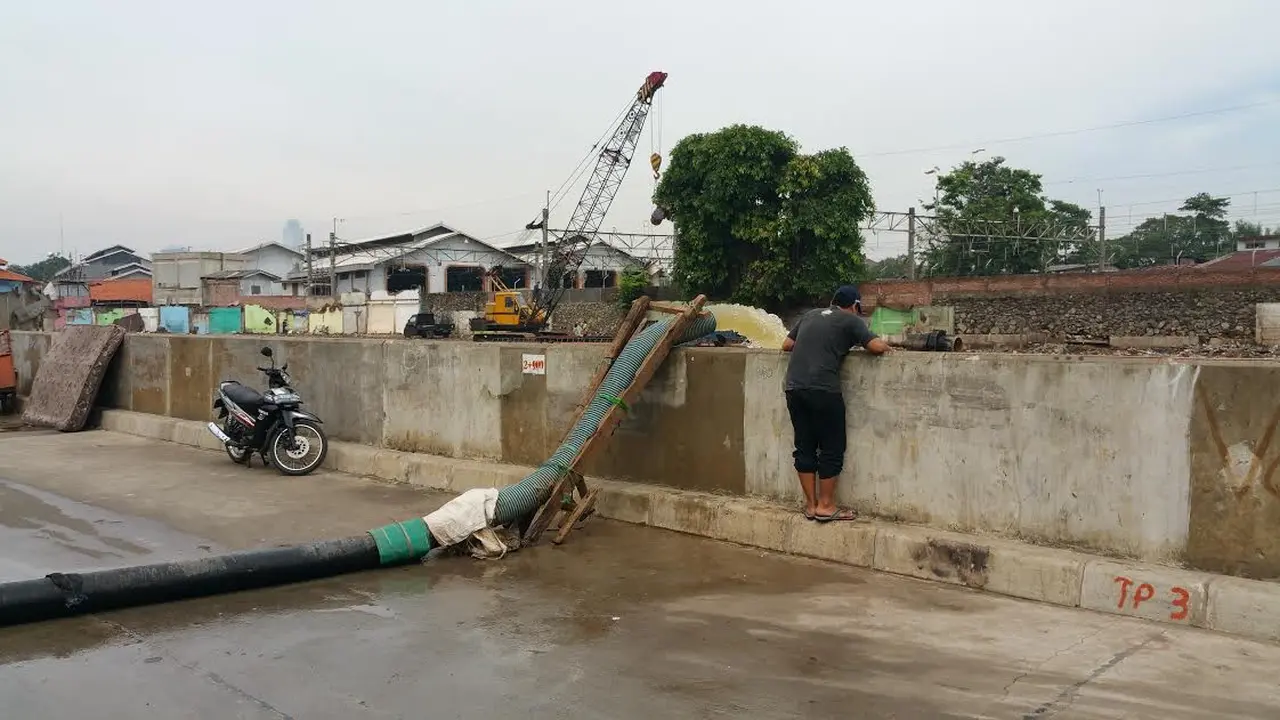 Pompa menyedot air banjir