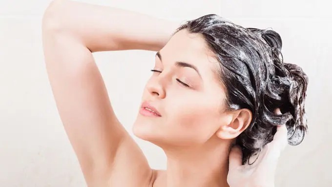 Trik Hilangkan Rambut Lepek dan Gatal Saat Mudik