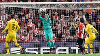 Kiper Barcelona, Marc-Andre ter Stegen (tengah) menangkap bola pada babak perempat final Copa del Rey melawan Athletic Bilbao di San Mames, Kamis (6/2/2019). Barcelona kandas di babak perempat final Copa del Rey setelah takluk 0-1 di kandang Athletic Bilbao. (AP/Alvaro Barrientos)