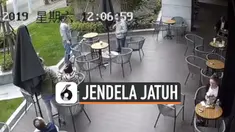 Sebuah kaca jendela mal jatuh dan nyaris mengenai dua orang pria yang duduk di bawahnya. Polisi tengah menyelidiki insiden yang terjadi di mal 100 AM.