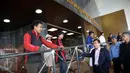 Ketua DPR Setya Novanto berbincang dengan pekerja saat mengecek kesiapan ruang rapat Paripurna I di Gedung Kura - Kura, Kompleks Parlemen, Senayan, Jakarta, Senin (27/2). (Liputan6.com/Johan Tallo)