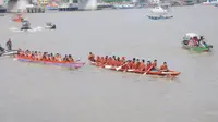 Lomba perahu bidar yang merupakan tradisi Kesultanan Palembang Darussalam digelar di Sungai Musi (Liputan6.com / Nefri Inge)