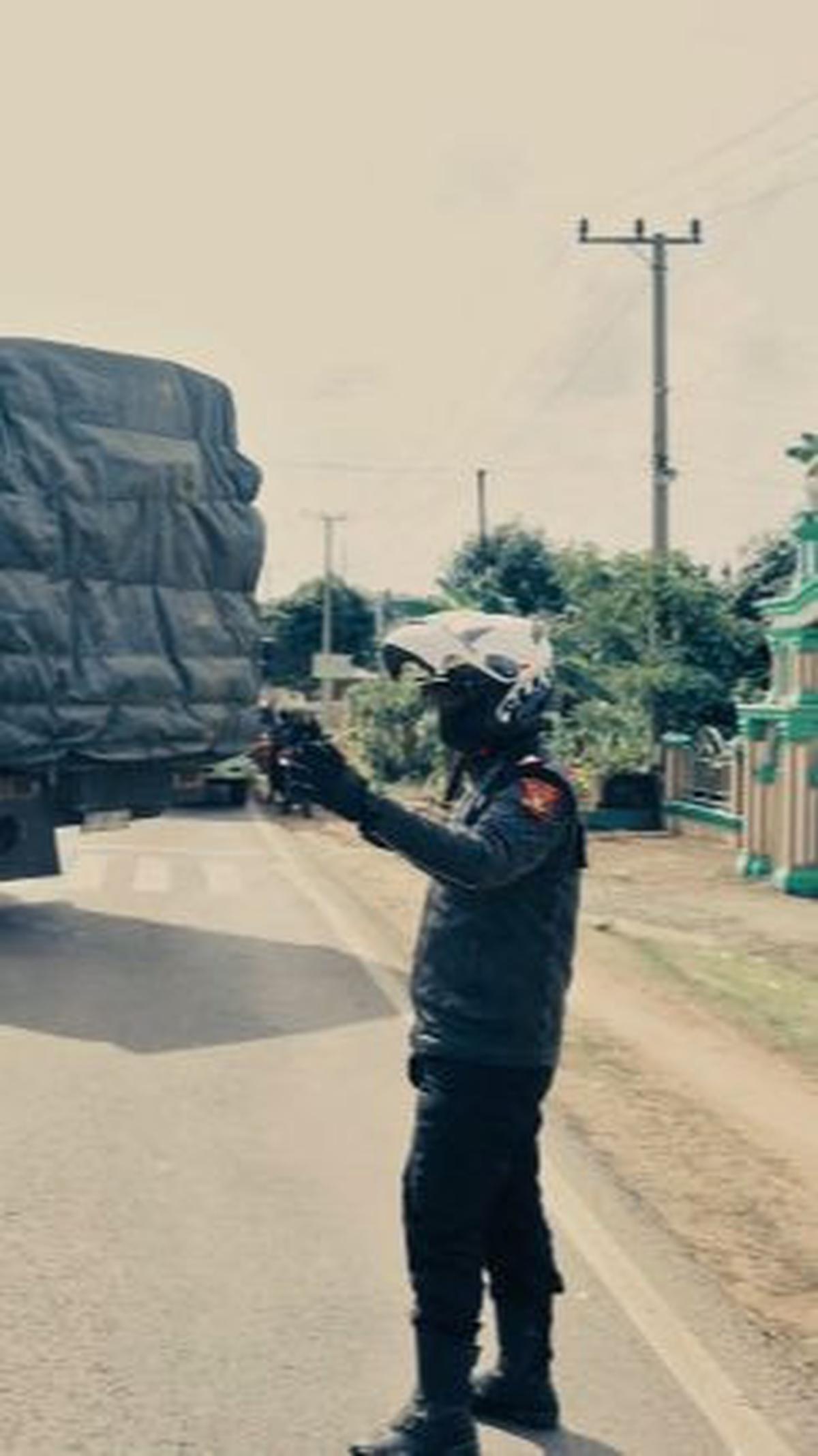 "Siapa ngira ini yang gatur macet di Betung ⭐️⭐️," tulisnya dalam keterangan video. <br>