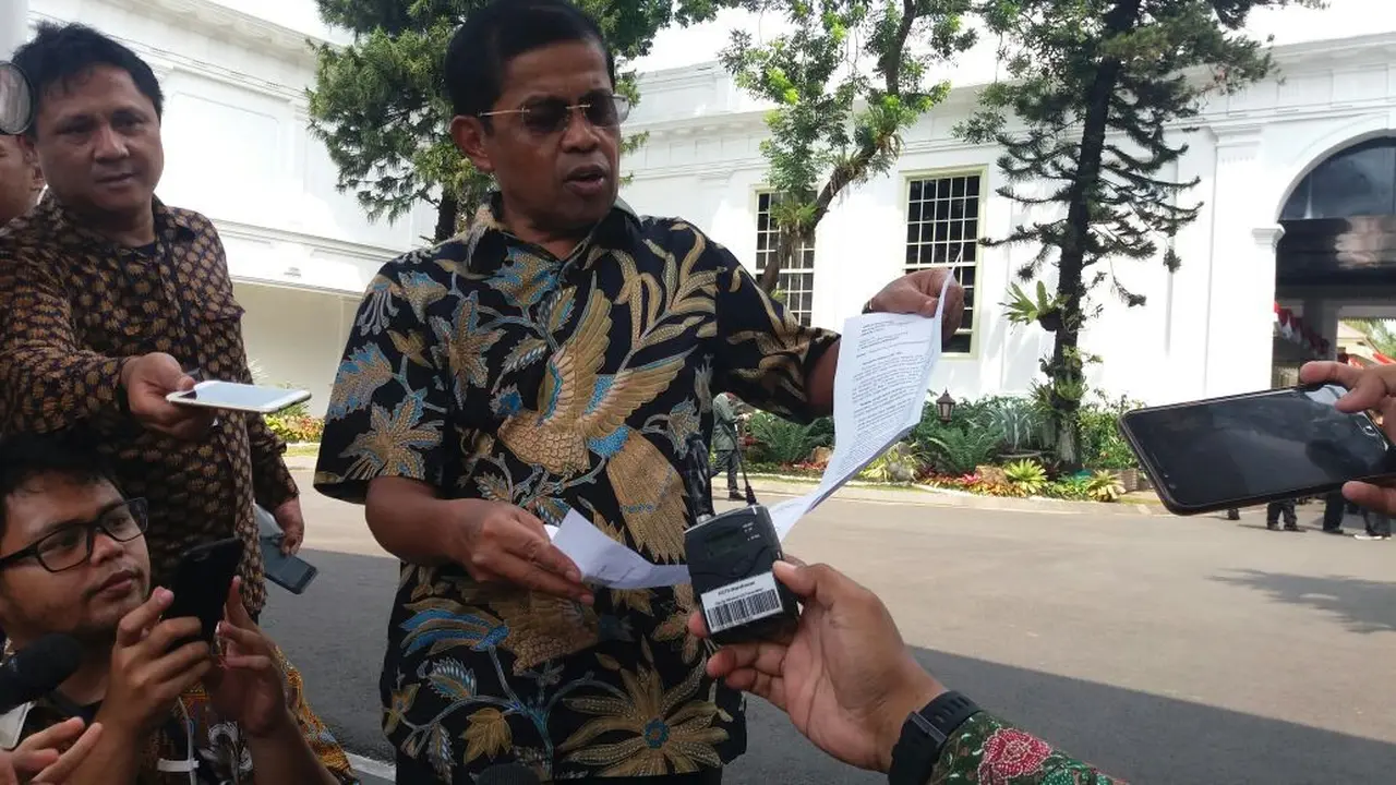 Idrus Marham menunjukkan surat mengundurkan diri sebagai menteri sosial