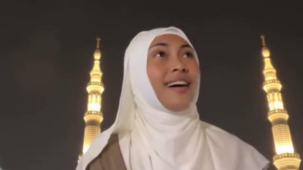 Video Novia Bachmid Asik Bernyanyi di Pelataran Masjid Nabawi Jadi Sorotan hingga Muncul Pro dan Kontra