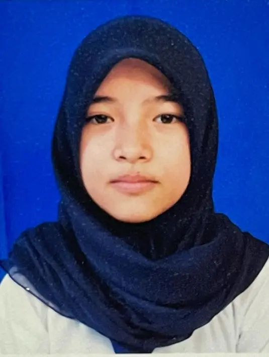 Sejak kecil, pemilik nama asli Khoirunnisa itu sudah mengenakan hijab. Sedangkan potret kedua juga pas foto dengan background. Inilah potret jadul kedua yang dibagikan. [Instagram/nissa_sabyan]