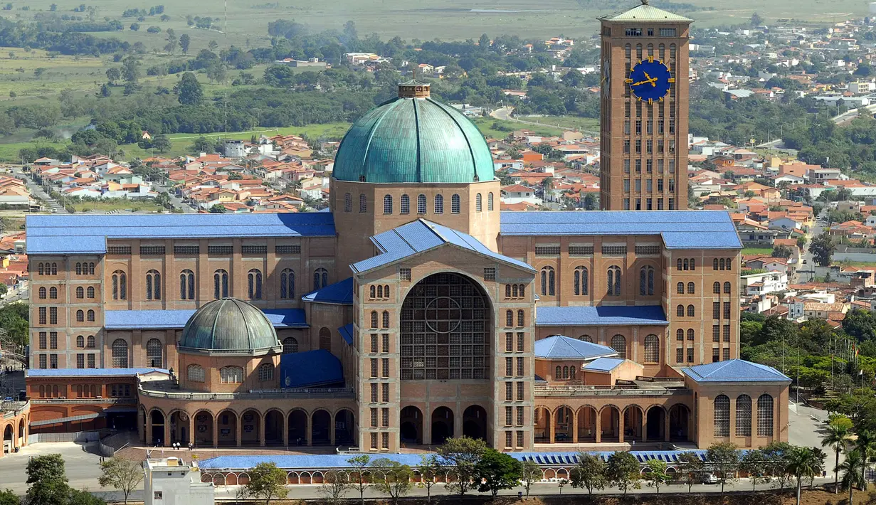 The New Basilica of the National Shrine of Our Lady of Aparecida di Brasil ini dibangun pada tahun 1955 dan dirancang dalam bentuk salib Yunani. Memiliki panjang 173 m (567 kaki) dan lebar 168 m (551 kaki), dan menampung 45.000 orang. (wikimedia)