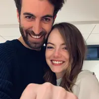 Emma Stone bertunangan dengan Dave McCary. (Instagram/davemccary)