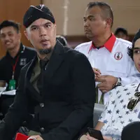 Musisi Ahmad Dhani kembali hadir dalam sidang dugaan ujaran kebencian. Musisi senior itu hadir didampingi oleh anak sulungnya Al Ghazali. (Nurwahyunan/Bintang.com)