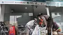 Warga antre membeli produk pangan bersubsidi di Food Station Cipinang, Jakarta Timur, Kamis (8/9/2022). Pemprov DKI melalui Dinas Ketahanan Pangan, Kelautan, dan Pertanian (DKPKP) terus menggelar Program Pangan Bersubsidi dalam rangka memberikan kesempatan pada warga untuk membeli beberapa jenis pangan yang dijual dengan harga yang sangat terjangkau guna peningkatan gizi masyarakat. (merdeka.com/Iqbal S Nugroho)