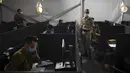 Tentara mewawancarai seseorang yang terinfeksi COVID-19 untuk mengidentifikasi dengan siapa orang tersebut telah berhubungan di Markas Home Front Command, Ramle, Israel, 25 Agustus 2020. Israel mengerahkan tentara untuk membantu menghadapi pandemi COVID-19. (AP Photo/Sebastian Scheiner)