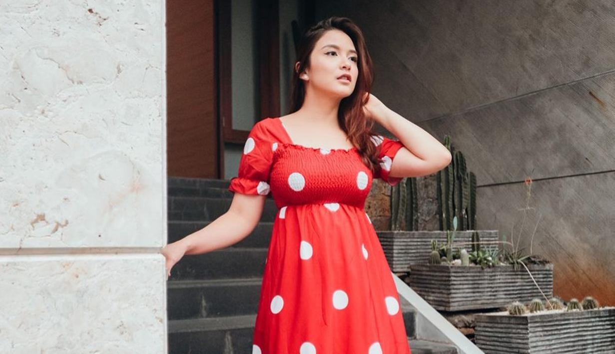 Menggunakan simple dress sederhana berwarna merah dengan motif polkadot, ibu dua anak itu juga memilih tampil dengan makeup sederhana. Gaya penampilan Chelsea Olivia pun tuai pujian dari netizen. (Liputan6.com/IG/@chelseaoliviaa)