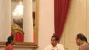 Suasana pertemuan Presiden Joko Widodo dan sopir truk Agus Yuda di Istana Negara, Jakarta, Selasa (8/5). Agus mengaku berjalan kaki selama 26 hari dari Sidoarjo menuju Jakarta untuk bertemu Jokowi. (Liputan6.com/Angga Yuniar)