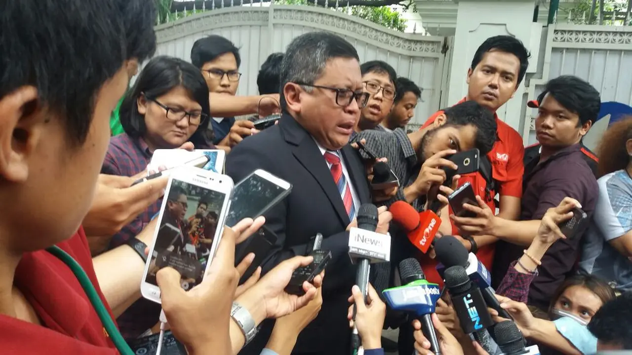 Sekjen PDIP Hasto Kristiyanto menangis