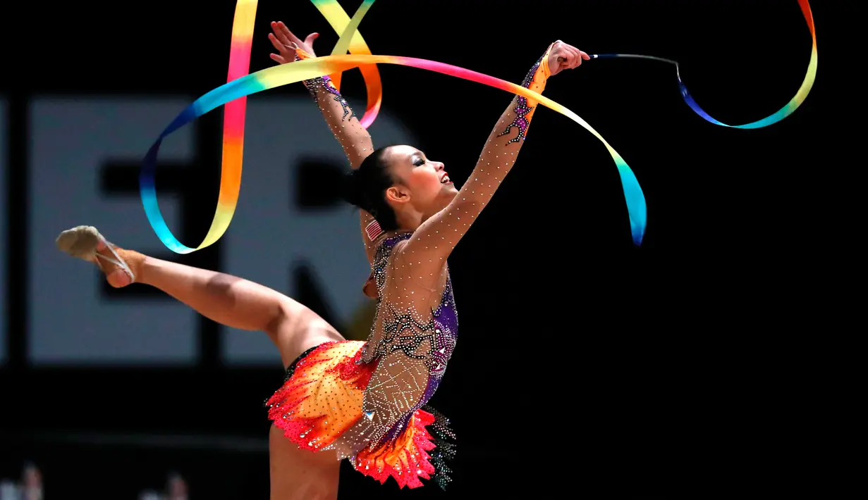 Pesenam Malaysia, Amy Kwan  beraksi dengan pita pada pertandingan Senam Ritmik Putri di kejuaraan SEA Games 2017 di Kuala Lumpur, Malaysia (28/8). (AP/Vincent Thian)