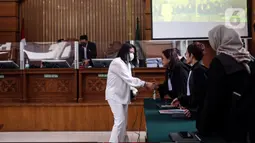 Terdakwa kasus pembunuhan berencana Brigadir Yosua Hutabarat, Putri Candrawathi seusai menjalani sidang dengan agenda pembacaan tanggapan jaksa atau replik di Pengadilan Negeri Jakarta Selatan, Jakarta, Senin (30/1/2023). Dalam persidangan, jaksa meminta majelis hakim untuk mengesampingkan pleidoi yang pernah diajukan oleh terdakwa serta penasihat hukumnya. (Liputan6.com/Johan Tallo)