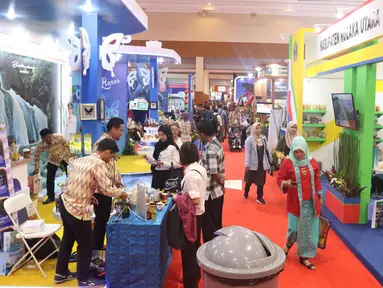 Suasana pameran Apkasi Otonomi Expo (AOE) di JCC Jakarta, Rabu (3/7/2019). Pameran AOE 2019 bertujuan untuk mempromosikan berbagai produk unggulan daerah di Tanah Air. (Liputan6.com/Angga Yuniar)
