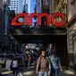 Orang-orang melewati bioskop AMC dan IMAX di Theater District dekat Broadway, Kamis (6/5/2021). Gubernur New York Andrew Cuomo mengumumkan Broadway akan dibuka kembali pada 14 September 2021 dalam kapasitas 100 persen, dengan beberapa tiket mulai dijual hari ini. (Angela Weiss / AFP)