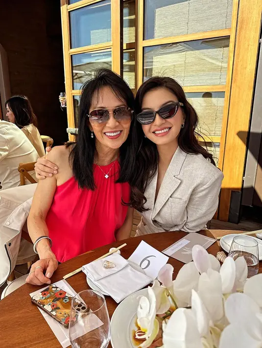 Raline Shah kenakan nmakeup yang fresh dan lipstik pink nude yang dilapisi dengan gloss. Sementara rambutnya ditata wavy effortless [@ralineshah]