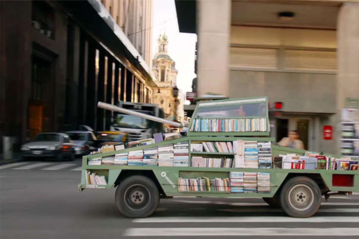 Wow, Tank Ini Sediakan 900 Buku Untuk Perpustakaan Keliling