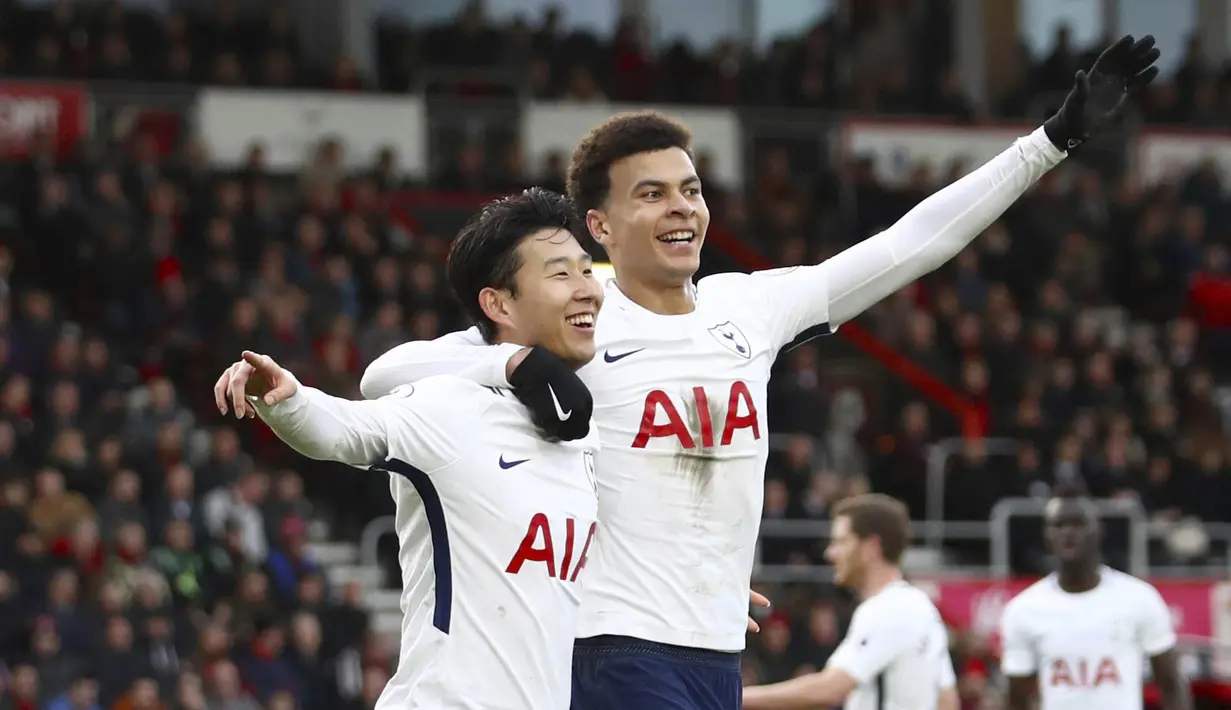 Pemain Tottenham Hotspur, Son Heung-Min dan Dele Alli, melakukan selebrasi usai mencetak gol ke gawang AFC Bournemouth pada laga Preimer League di Stadion Vitality, Minggu (11/3/2018). AFC Bournemouth takluk 1-4 dari Tottenham Hotspur. (AP/John Walton)