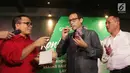 CEO Go-Jek Nadiem Makarim mencicipi produk UMKM kuliner Banyuwangi dalam konferensi pers Kolaborasi Go-Jek dengan Pemkab Banyuwangi di Jakarta, Rabu (15/11). Go-Jek memperluas kerja sama dengan Pemkab Banyuwangi. (Liputan6.com/Angga Yuniar)