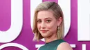 <p>Lili Reinhart menghadiri pemutaran perdana film Look Both Ways di TUDUM Theatre, Hollywood, California, Amerika Serikat, 16 Agustus 2022. Rambut pirangnya dibelah ke samping dan ditata menjadi bob berkelas, namun hampir tidak menyentuh bahu. (Emma McIntyre/Getty Images/AFP)</p>